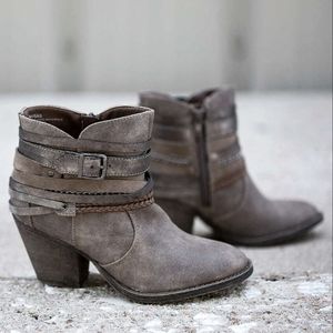 BKE Sole Women's 9M Grey Distressed Ankle Boots